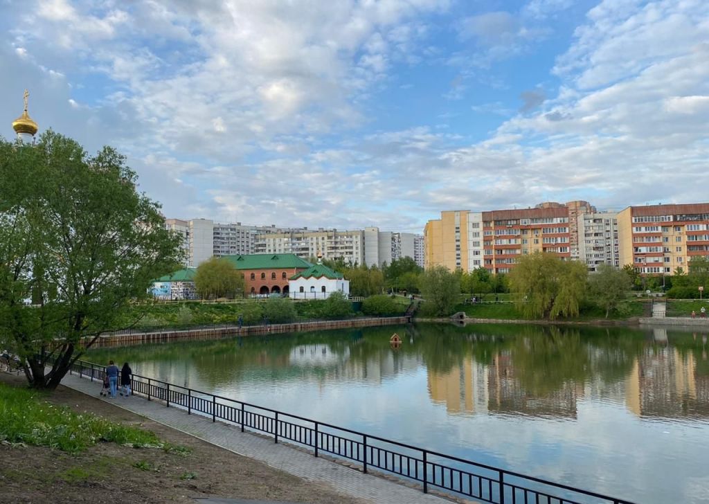 Суздальский пруд в Новокосино Церковь