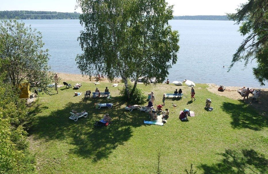 Места отдыха в мо. Озеро Сенеж Солнечногорск. Озеро Сенеж пляж. Сенежское озеро Солнечногорск пляж. Пляж Сенеж в Солнечногорске.