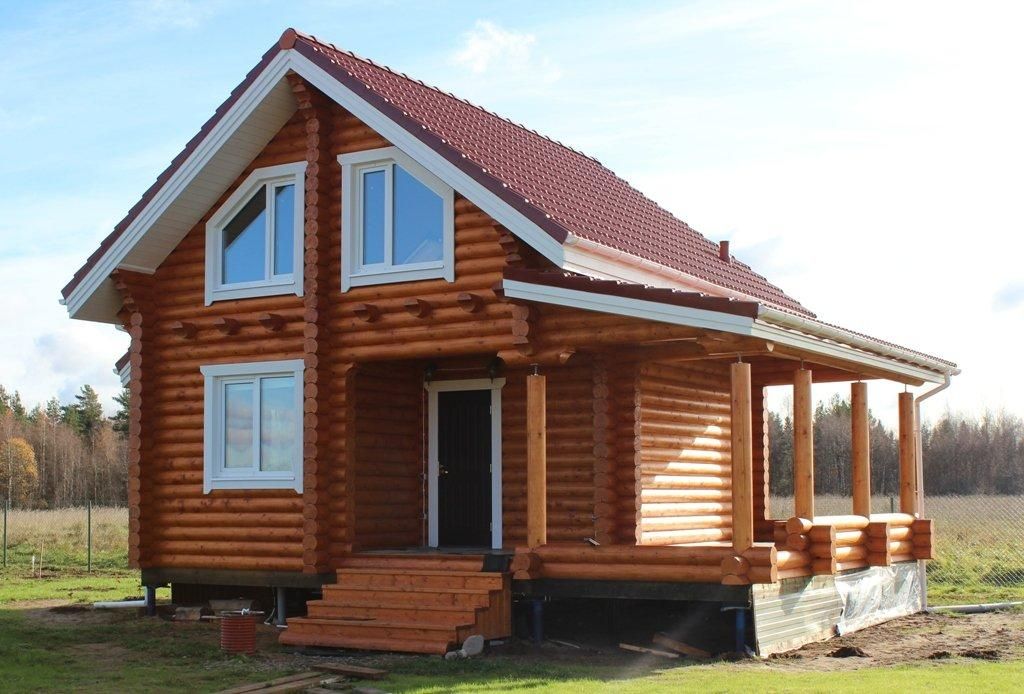 Простой деревянный дом из бревна фото