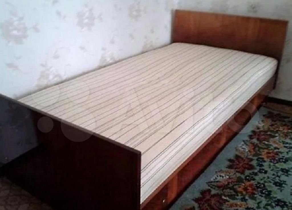 Авито кровать односпальная б у. Советская кровать деревянная. Советская кровать полуторка. Старая Советская кровать. Кровать односпальная Советская.