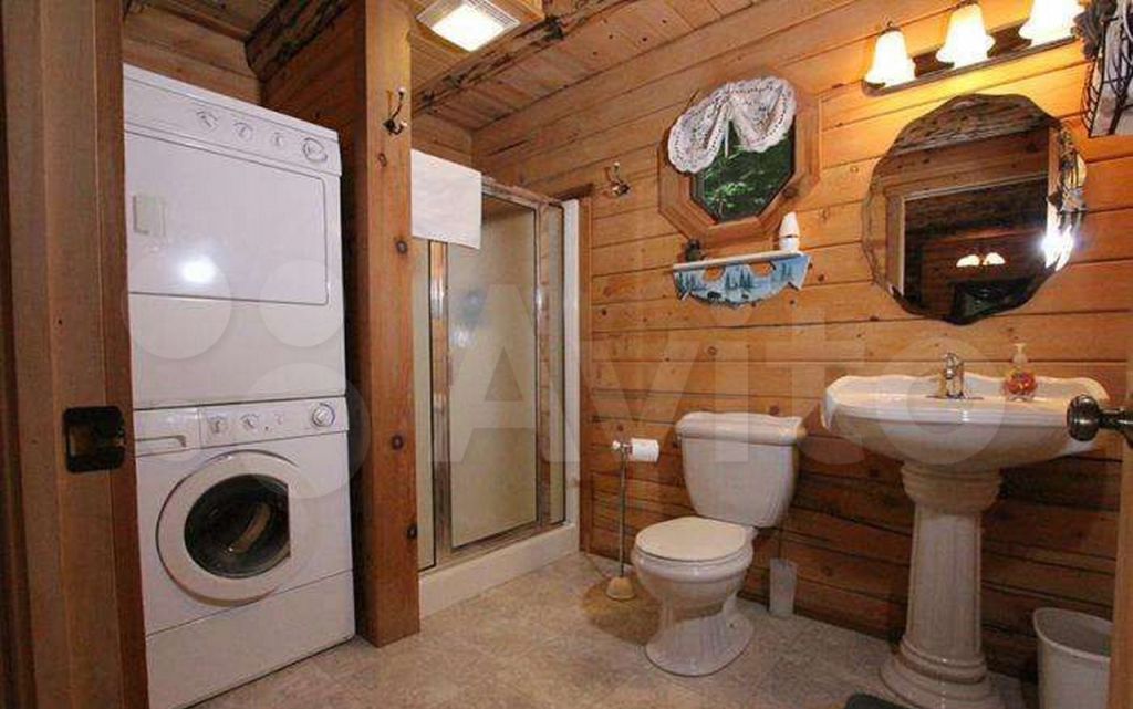 Пристройка санузел. Ванная комната в деревянном доме. Санузел в деревянном доме. Душевая и туалет в деревянном доме. Туалет в доме из бруса.